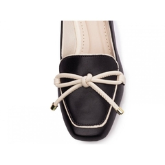 Elegancia e Conforto em Harmonia Mocassim Feminino Rasteiro com Laco Napa Off White e Pret - comprar online