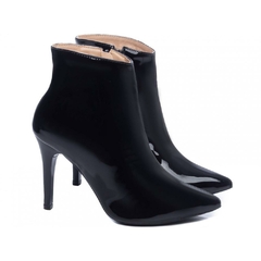 Bota Feminina Bico Fino Cano Medio Elegancia e Altura com Salto Fino de 10cm em Verniz Preto - comprar online