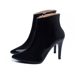 Bota Feminina Bico Fino Cano Medio Elegancia e Altura com Salto Fino de 10cm em Verniz Preto