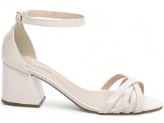 Sandalia Verniz Rose com Fivela Dourada Salto 7cm em Verniz Off White