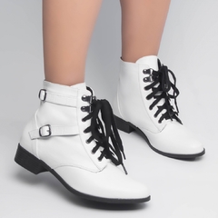 Bota Feminina Com Fivela Dupla Salto 2,5cm Grosso Branco - Calçadospravc | Comprar Calçados Femininos Online | Comprar Scarpins
