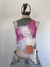 Top sin mangas con un diseño abstracto en tonos rosa, verde y naranja, presentado sobre un maniquí.