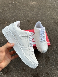 AIR FORCE 1 TRIPLE WHITE