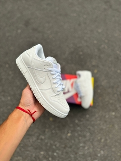 SB DUNK LOW TRIPLE WHITE