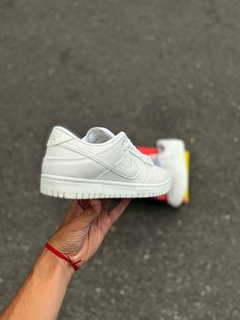 SB DUNK LOW TRIPLE WHITE en internet