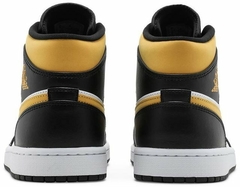 Tênis Air Jordan 1 Mid 'University Gold' na internet