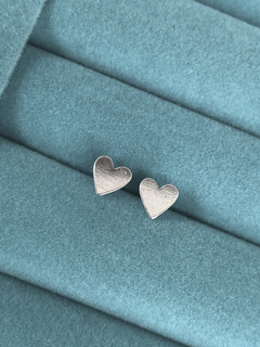 Brinco Coração Liso Delicado em Prata 925 Legítima 0,6 cm