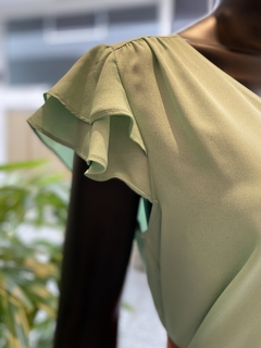 Blusa Lisa Botões Verde na internet
