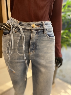 Calça Capri Jeans Com Cordão na internet