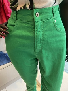 Calça Jeans Mom Verde na internet