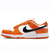 Os tênis Nike Dunk Low GS - Halloween 2022 são perfeitos para as crianças que querem estilo e diversão. Com uma combinação de cores vibrantes em laranja, preto e branco, esses tênis unissex são cheios de personalidade. Feitos com couro legítimo e tecido d