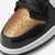 Eleva o estilo dos pequenos com o Air Jordan 1 Low GS Gold Toe. Este tênis infantil em preto, dourado e branco possui acabamento em couro com verniz e ajuste por cadarços. Garanta autenticidade com o produto original da sneakersjc, ideal para crianças que