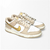 O Nike Dunk Low Gold Swoosh é um tênis original e sofisticado, com cores pastel bege, branco e detalhe dourado. Feito de couro legítimo e tecido, possui ajuste em cadarços e material interno em tecido. Vendido e entregue pela Sneakersjc, com nota fiscal d