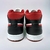 O Air Jordan 1 Mid Metallic Red é um tênis unissex com um visual marcante em vermelho, preto e branco. Feito com couro legítimo e tecido de alta qualidade, oferece durabilidade e estilo. Seu ajuste por cadarços e material interno em tecido proporcionam co