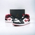 O Air Jordan 1 Mid Metallic Red é um tênis unissex com um visual marcante em vermelho, preto e branco. Feito com couro legítimo e tecido de alta qualidade, oferece durabilidade e estilo. Seu ajuste por cadarços e material interno em tecido proporcionam co