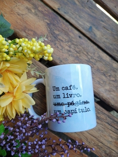 Caneca | Um café, um livro, um capítulo - modelo 02 - Carimbando Amor