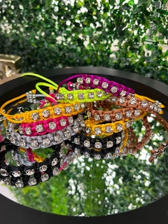 Pulseira macrame strass ajustavel