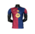 Camisa do FC Barcelona, com listras vermelhas e azuis, apresentando o logotipo do clube e o símbolo do Spotify no centro camisa-camisas-blusa-blusas-uniforme-barcelona-i-1-primeira-primeiro-24-25-jogador-nike-masculina-masculino-vermelho-vermelha-azul