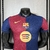 Camisa do FC Barcelona, com listras vermelhas e azuis, apresentando o logotipo do clube e o símbolo do Spotify no centro camisa-camisas-blusa-blusas-uniforme-barcelona-i-1-primeira-primeiro-24-25-jogador-nike-masculina-masculino-vermelho-vermelha-azul