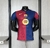 Camisa do FC Barcelona, com listras vermelhas e azuis, apresentando o logotipo do clube e o símbolo do Spotify no centro camisa-camisas-blusa-blusas-uniforme-barcelona-i-1-primeira-primeiro-24-25-jogador-nike-masculina-masculino-vermelho-vermelha-azul