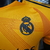 Camiseta de goleiro do Real Madrid na cor laranja, com o logo do time e patrocinador em destaque. camisa-camisas-blusa-blusas-uniforme-real-madrid-ii-2-segunda-segundo-24-25-jogador-adidas-masculina-masculino-laranja-vini-jr-mbappe-bellingham