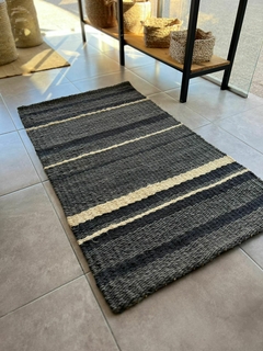 Alfombra de yute gris y sisal con rayas en internet