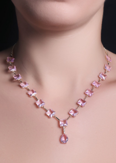 Colar Quadrado Cristal Rosa Com Haste e Zirconia - comprar online