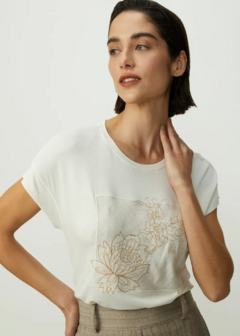 T-shirt Floral Bordado Aplicação