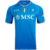 Camisa do Napoli da Italia na cor predominante Azul, com gola em V com detalhes em vermelho e branco. escudo bordado no lado esquerdo do peito, no centro da camisa também bordado fica o escudo da Italia, nas barras da mangas tem detalhes em vermelho e Bra