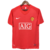 Camisa Manchester United Vermelha da Temporada de 2007/08 com escudo bordado no lado esquerdo do peito no lado direito fica a logo da Nike em bordado com a gola careca na parte das costas uma faixa branca com as iniciais do clube.