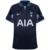 camisa visitante Tottenham na cor predominante azul marinho com escudo bordado ao lado esquerdo do peito  no lado direito fica a logo da Nike em bordado também, a gola em polo.