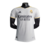 Camisa de futebol Real madrid temporada 2023/2024. Camisa com escudo em silk do lado esquerdo do peito, no lado direito do peito a logo da adidas em silk na cor azul marinho, no ombro as três listras tradicionais da marca em dourado, gola em V nas cores e