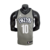 Regata Basquete NBA Brooklyn Nets cor Cinza com detalhes nas golas e laterais em preto, logotipo da Jordan no lado direito gola em V, nomes e números em branco nas laterais tem três estralas em branco.