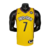 Regata basquete NBA Brooklyn Nets na cor amarela com com nome e número na cor preta, logotipo da Nike no lado direito do peito no lado esquerdo o escudo do time.