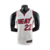 Regata Basquete NBA do Miami Heat na cor Branca com gola em V com detalhes em vermelho e preto, logo da Nike em branco no lado direito da regata. Na frente as estampas em vermelho ja nas costas a personalização do nome fica na cor preta e numero em vermel