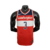 Regata Basquete NBA Whashington Wizards Na cor Vermelha com gola em V com detalhes em vermelho e branca, logotipo da Nike no lado direito do peito, com nomes na cor branca e logo da NBA na nuca na parte da costas.