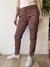 PANTALON TIPO CHINO ESTAMPADO BORDO Y BEIGE · T.34