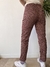 PANTALON TIPO CHINO ESTAMPADO BORDO Y BEIGE · T.34 - findeferia