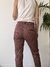 PANTALON TIPO CHINO ESTAMPADO BORDO Y BEIGE · T.34 - tienda online