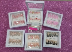 CAJAS DE UÑAS POSTIZAS ADHESIVAS CON APLIQUES COFFIN # 7AH-780