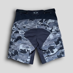 Bermuda Oakley Night Camo - comprar online