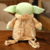 Pelúcia Mochilinha Baby Yoda Mandalorian Mochila Baby Yoda Pelúcia na internet