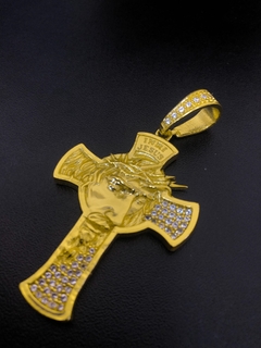 Pingente cruz cravejada com face de Cristo - comprar online