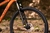 Bicicleta Oggi Hacker Sport Aro 29 com Quadro em Alumínio 21 Velocidades Freios à Disco Suspensão Laranja/Vinho na internet