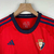 kits-kit-conjunto-conjuntos-camisas-camisa-manto-uniforme-uniformes-osasuna-short-bermuda-calção-infantil-infantis-home-casa-primeira-principal-fan-um-i-replica-original-tailandesas-nova-novo-2023-2024-23-24-vermelha-3.webp