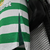 manto-mantos-uniforme-uniformes-blusas-blusa-roupa-roupas-camisetas-camisas-home-1-um-titular-primeira-casa-player-camisa-celtic-i-2024-25-jogador-masculina-branca-e-verde-6.webp