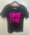 Blusa negra con letras rosa