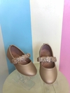 Zapato lacio oro con tira de flores - comprar en línea