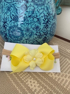 Rebecca amarillo con flor