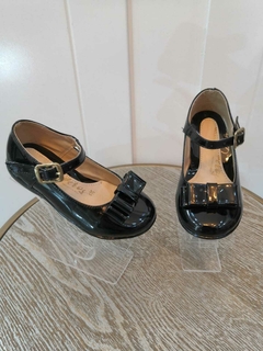 ZAPATO CHAROL CON MOÑO NEGRO